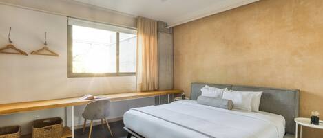 4 عدّة غرف نوم ومكواة/لوح كي وواي فاي وملاءات أسرّة