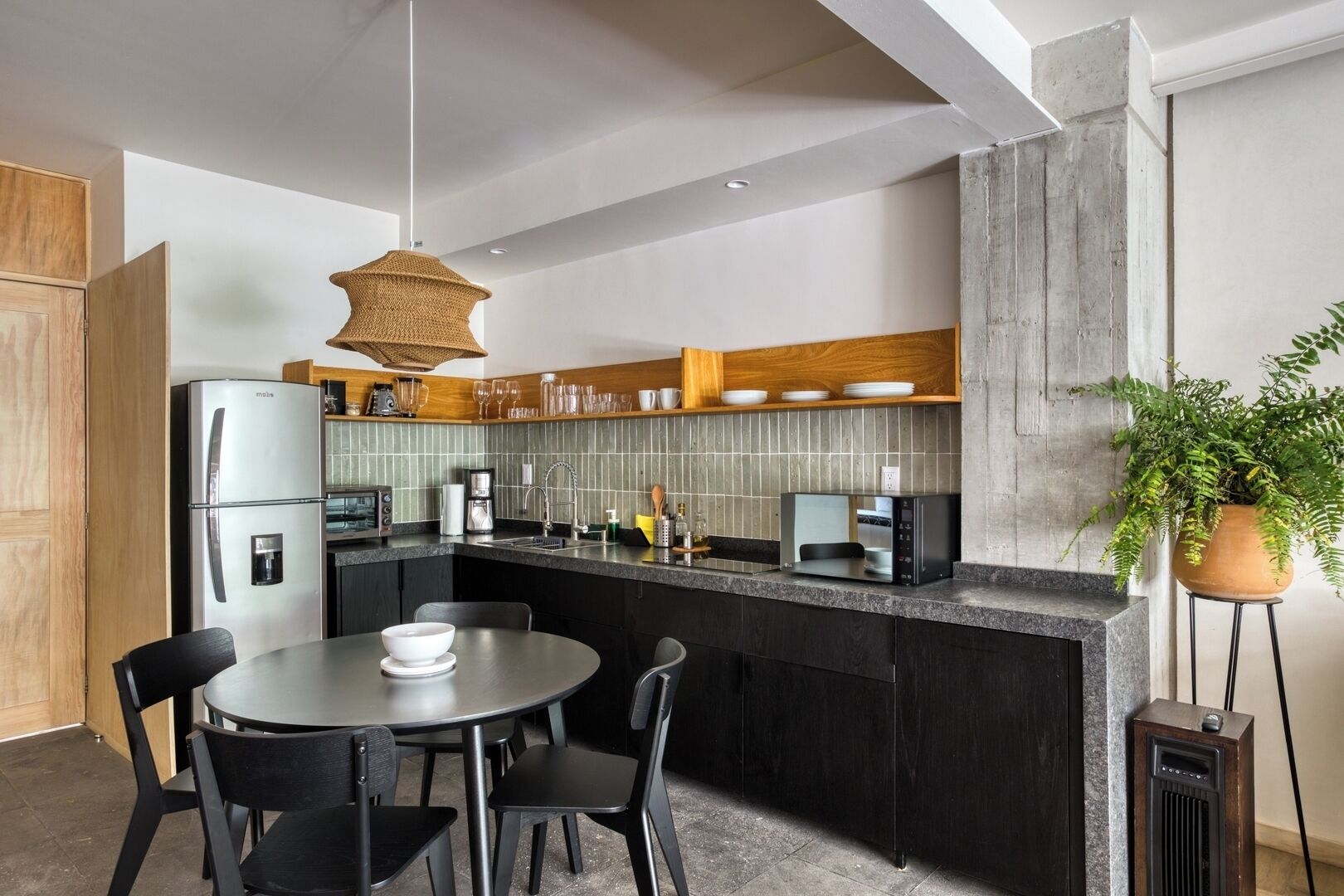 ثلاجة، ميكروويف، موقد طهي مسطح، ماكينة لصنع القهوة/الشاي