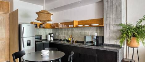 ثلاجة، ميكروويف، موقد طهي مسطح، ماكينة لصنع القهوة/الشاي