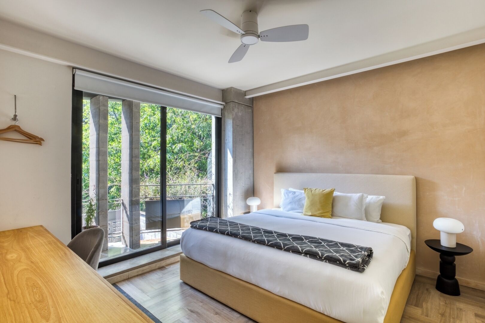 4 عدّة غرف نوم ومكواة/لوح كي وواي فاي وملاءات أسرّة