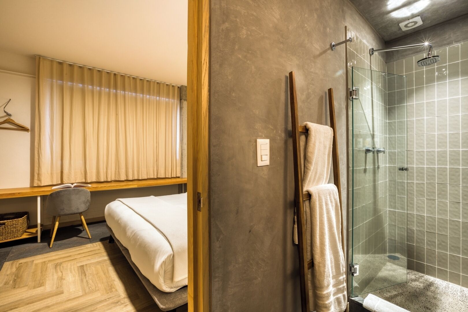 2 habitaciones, tabla de planchar con plancha, wifi y ropa de cama 