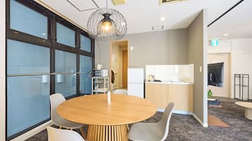 Apartamento Deluxe, balcón, vistas a la ciudad | Servicio de comidas en la habitación