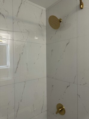 Sèche-cheveux, serviettes fournies, savon, papier toilette