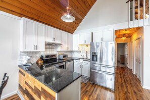 Fridge, oven, stovetop, dishwasher - 3 bed/2 bath/Private community Lake front (Eatonton)