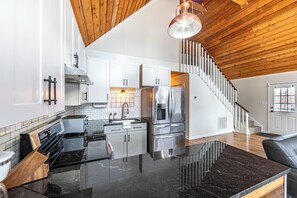 Fridge, oven, stovetop, dishwasher - 3 bed/2 bath/Private community Lake front (Eatonton)