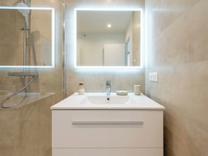 Shower, hair dryer, towels - Studio in a Prestigious Residence, Close to the City Centre (Cannes)