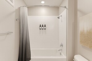 Haartrockner, Handtücher, Seife, Toilettenpapier