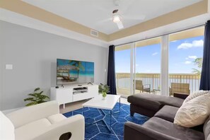 Living area - Stylish Lake condo-Exclusive balcony & Disney view (Orlando)