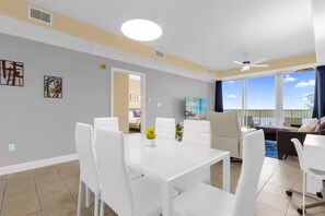Dining - Stylish Lake condo-Exclusive balcony & Disney view (Orlando)