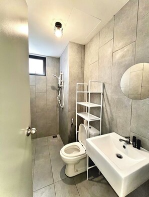 Shower, hair dryer, bidet, towels - 4BR KL Skyline View! 8-10 pax, 2 Bath, Iconic Towers (Cheras)