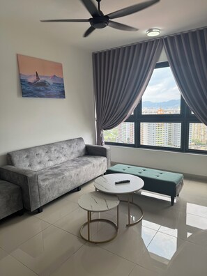 Living area - 4BR KL Skyline View! 8-10 pax, 2 Bath, Iconic Towers (Cheras)
