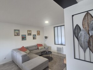 TV - Charming house between the countryside and the sea (SAINT NAZAIRE SUR CHARENTE)