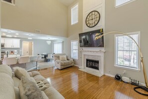 Smart TV, fireplace - 3BR w/ Backyard • Airport and Downtown • Six Flags (Atlanta)