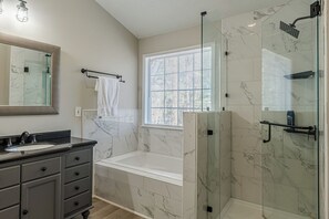 Hair dryer, towels - 3BR w/ Backyard   • Airport and Downtown • Six Flags (Atlanta)
