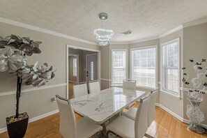 Dining - 3BR w/ Backyard • Airport and Downtown • Six Flags (Atlanta)