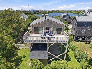 Ein Haus mit einer Terrasse und einer kleinen Außenanlage.