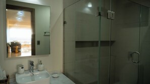 Shower, hair dryer, towels, toilet paper - Sunlit & Sea View (Mazatlán)