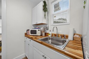 Fridge, microwave, stovetop, coffee/tea maker - Studio Cottage Close to Downtown & NAS (Pensacola)