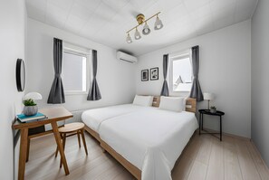 Escritorio, tabla de planchar con plancha y wifi gratis 