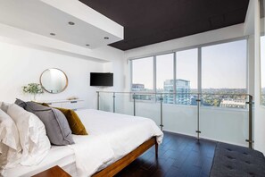 1 bedroom, iron/ironing board, WiFi, bed sheets - Luxury Two‑Story Penthouse Loft | Steps to BMO Field & World Cup Action (Toronto)