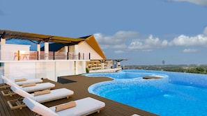 Ulkouima-allas, aurinkovarjoja, aurinkotuoleja