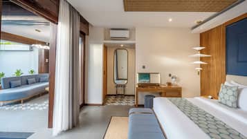Villa de lujo, 2 habitaciones, piscina privada | Minibar, caja fuerte, escritorio y cortinas opacas