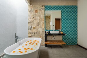 Luxury-Villa, 2 Schlafzimmer, eigener Pool | Badezimmer | Haartrockner, Hausschuhe, Handtücher, Seife