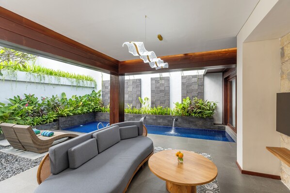 40-inch Smart TV with digital channels - THE SAND Suites & Villas (Jimbaran)