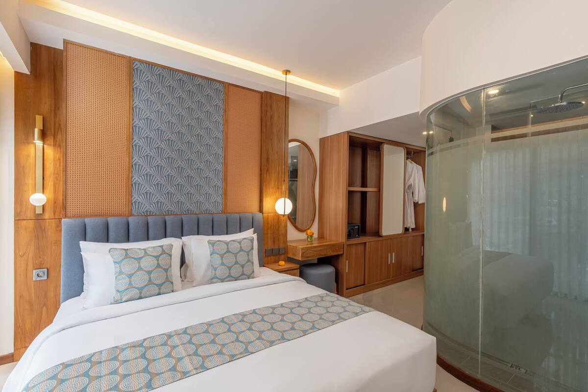 Quarto casal superluxo, sacada | Frigobar, cofres nos quartos, escrivaninha, cortinas blackout