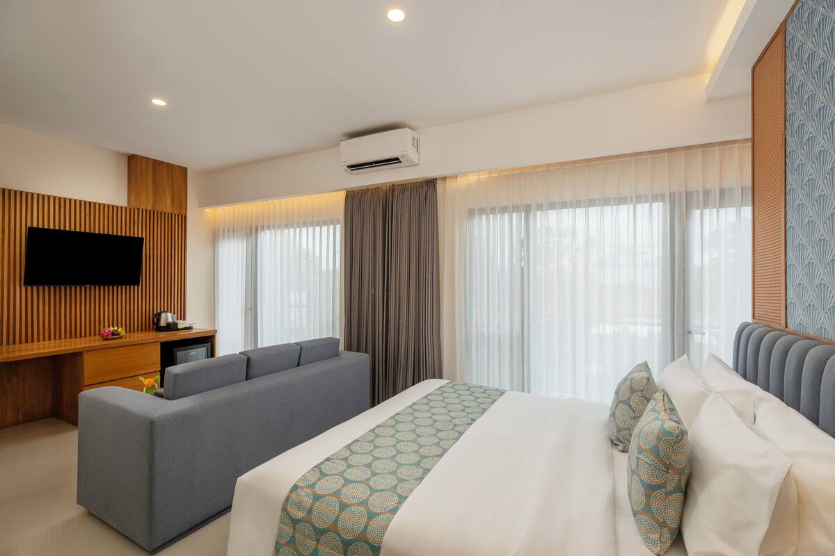 Quarto casal premier, sacada, vista para a cidade | Frigobar, cofres nos quartos, escrivaninha, cortinas blackout