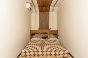 Couples treatment rooms, body treatments, aromatherapy