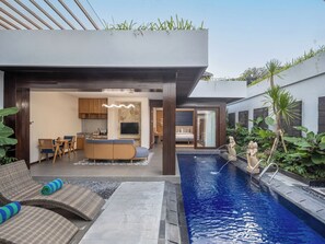 Villa de lujo, 2 habitaciones, piscina privada | Zona de estar | Smart TV de 40 pulgadas con canales digitales