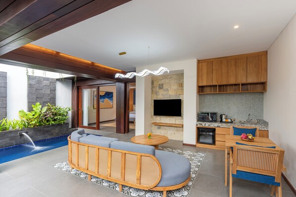 Luxury-Villa, 2 Schlafzimmer, eigener Pool | Wohnbereich | 40-Zoll-Smart-TV mit Digitalempfang