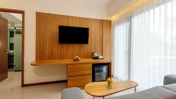 Habitación de lujo doble, balcón | Zona de estar | Smart TV de 40 pulgadas con canales digitales