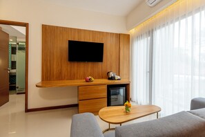 Luksus-dobbeltrom, balkong | Oppholdsområde | En 40-tommers smart-TV med digitale kanaler