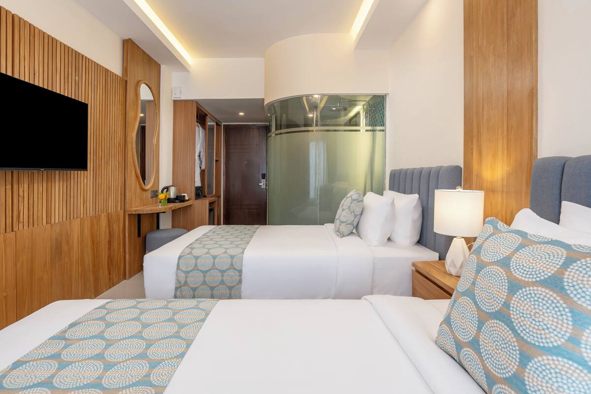 Quarto duplo luxo, para não fumantes | Frigobar, cofres nos quartos, escrivaninha, cortinas blackout