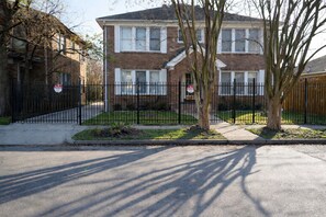 Exterior - Fully Furnished One-Bedroom Near Downtown & Medical Center (Houston)