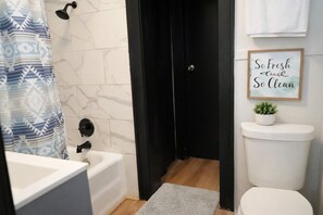 Hårtørrer, håndklæder, Sæbe, Toiletpapir