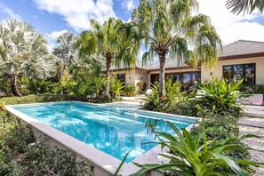 Unclassified image, 3 of 35, button