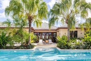 Unclassified image, 4 of 35, button