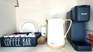 Un angolo caffetteria con una macchina da caffè Tasty, un bollitore PantryPro e un portabicchieri COOLCAP.