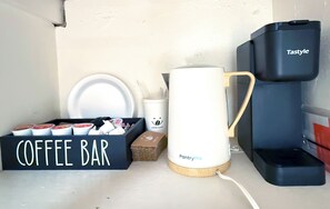 En kaffestation med en Tasty kaffemaskine, en PantryPro elkedel og en COOLCAP kopholder.