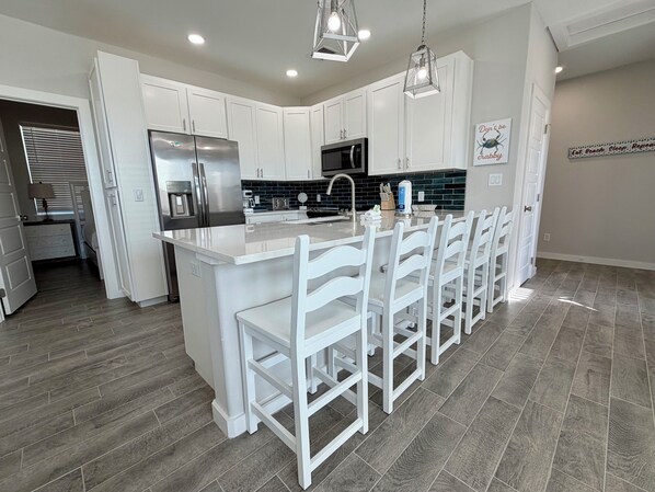 Fridge, microwave, oven, stovetop - Shared Heated Pool, Pickleball Court, Pet Friendly, Golf Cart Access (Port Aransas)