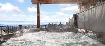 Luxury Mountain Retreat w/ Hot Tub/18 Acres/20 min to Schweitzer & Sandpoint