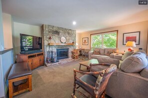 Living area - Spacious 3-bedroom Ski In/Ski Out Mt. Snow condo (Dover)