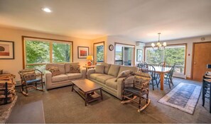 Living area - Spacious 3-bedroom Ski In/Ski Out Mt. Snow condo (Dover)