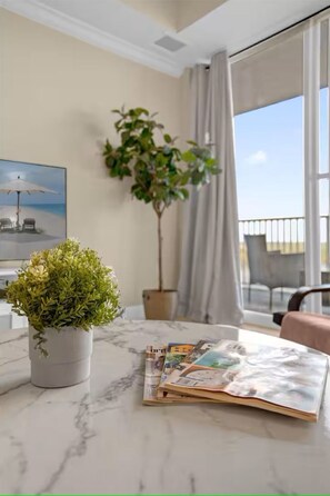 Interior - Trendy Pink condo- PRIME Disney & Lake View! (Orlando)