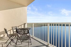 Outdoor dining - Trendy Pink condo- PRIME Disney & Lake View! (Orlando)