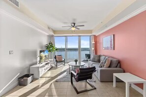 Living area - Trendy Pink condo- PRIME Disney & Lake View! (Orlando)