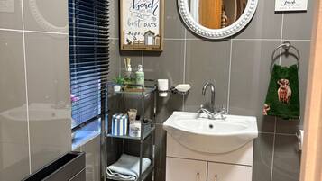 Shower, hair dryer, towels